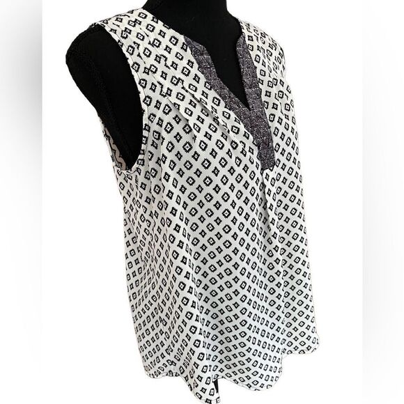 Skies are Blue black/white split v neck sleeveless top size S. - Picture 4 of 7
